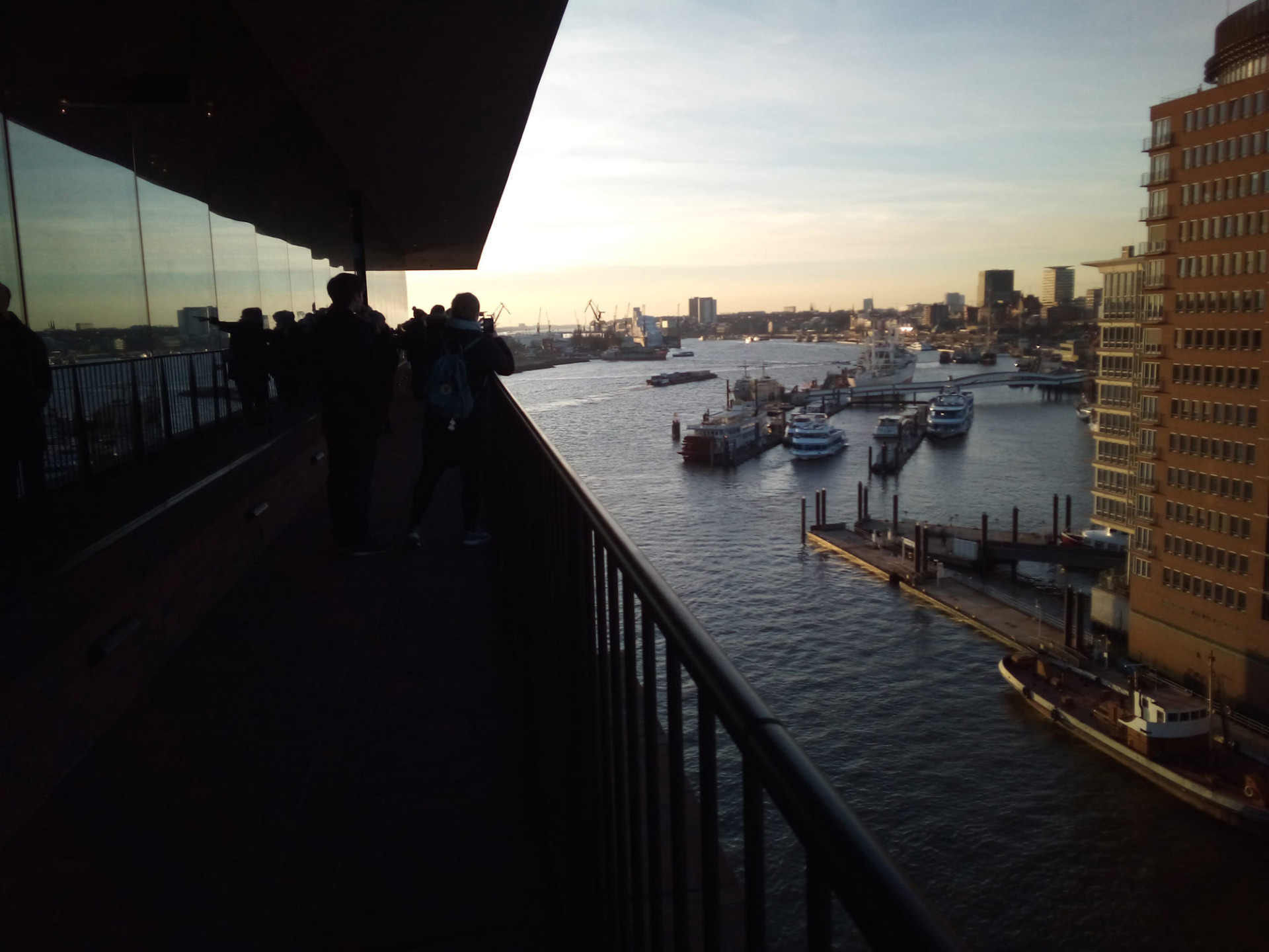 The Elbe during sunset, from the terrasse of the Elbphilharmonie.